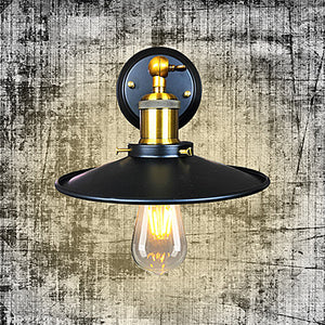 Vegglampe i industristil med sort skjerm og messingledd, Svart og messing