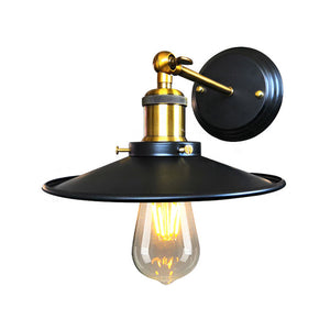 Vegglampe i industristil med sort skjerm og messingledd, Svart og messing