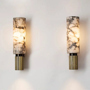Vegglampe i marmor med slank sylinder og riflet fot, Hvit marmor og messing