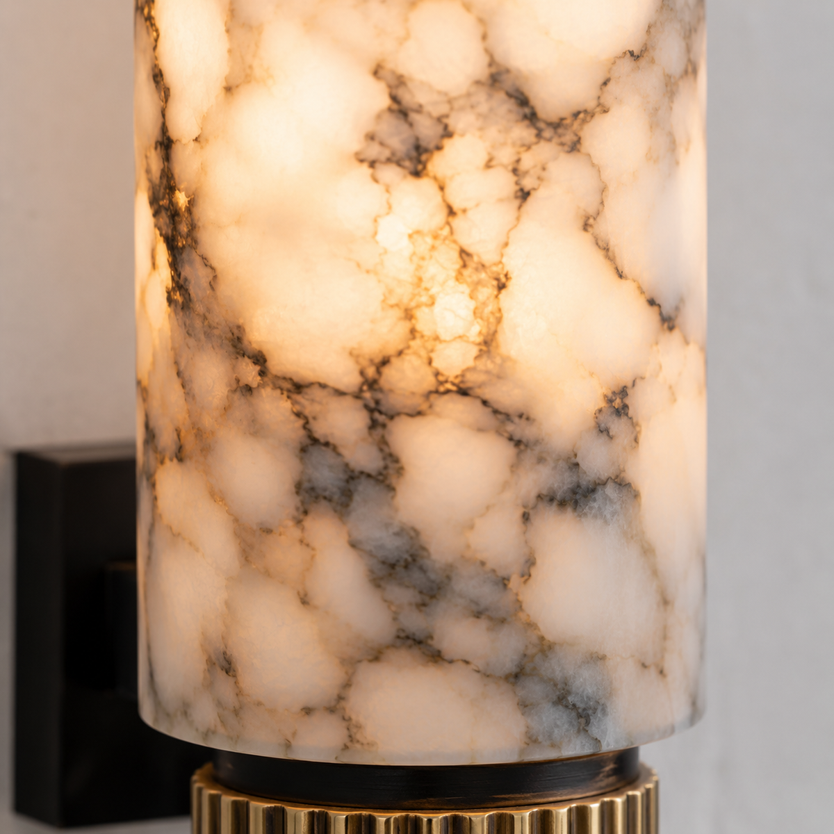 Vegglampe i marmor med slank sylinder og riflet fot, Hvit marmor og messing
