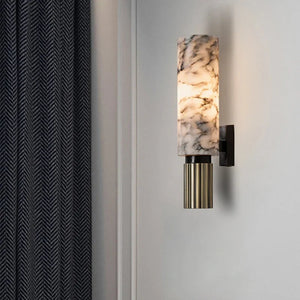 Vegglampe i marmor med slank sylinder og riflet fot, Hvit marmor og messing