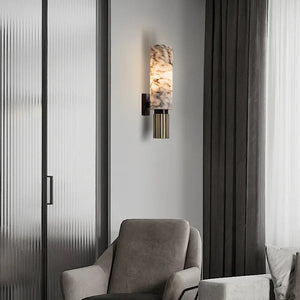 Vegglampe i marmor med slank sylinder og riflet fot, Hvit marmor og messing