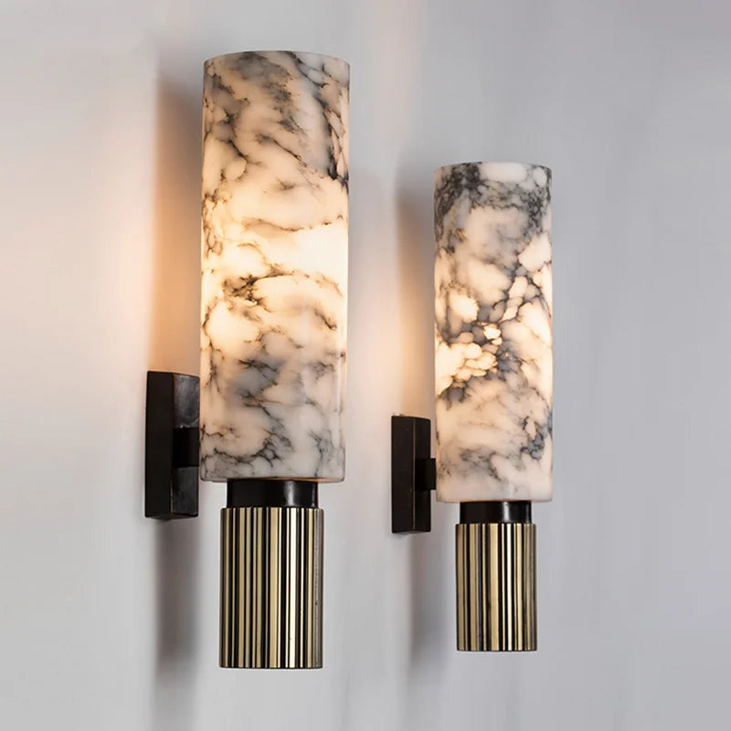 Vegglampe i marmor med slank sylinder og riflet fot, Hvit marmor og messing