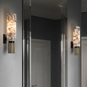 Vegglampe i marmor med slank sylinder og riflet fot, Hvit marmor og messing