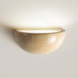 Vegglampe i travertin med halvrund skål og lys opp, Sandbeige