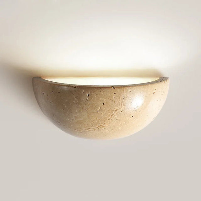 Vegglampe i travertin med halvrund skål og lys opp, Sandbeige