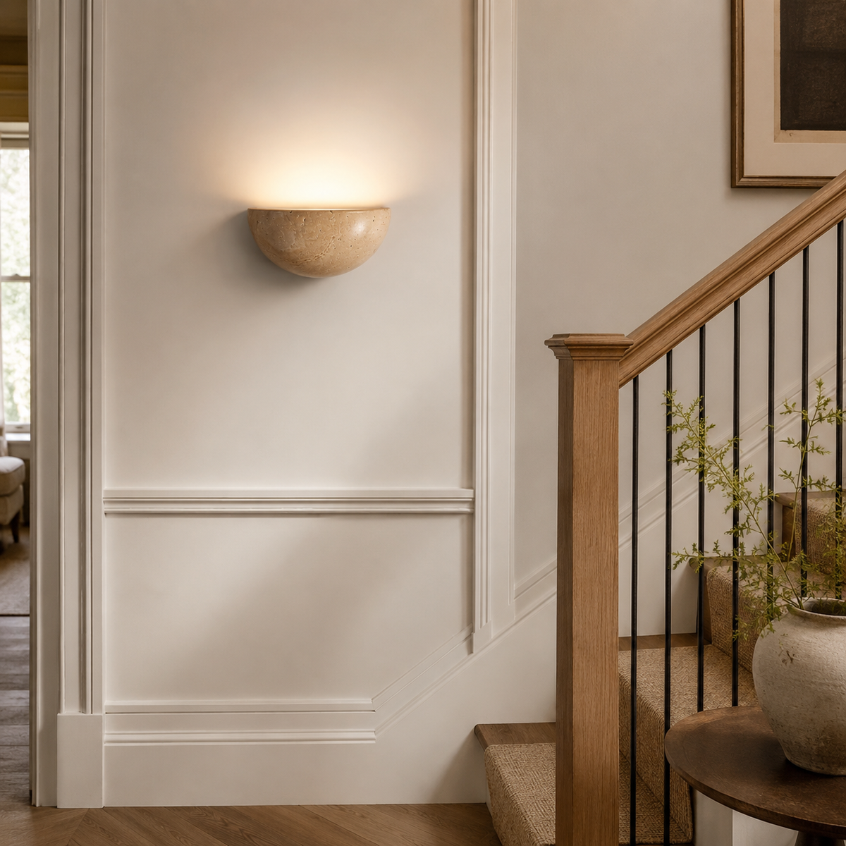 Vegglampe i travertin med halvrund skål og lys opp, Sandbeige