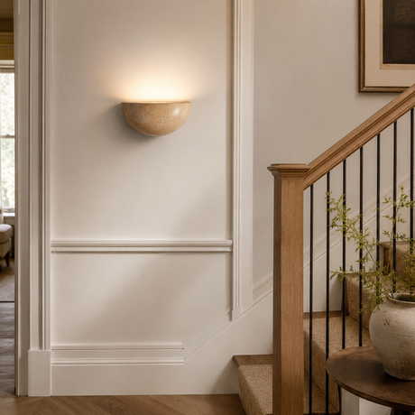 Vegglampe i travertin med halvrund skål og lys opp, Sandbeige