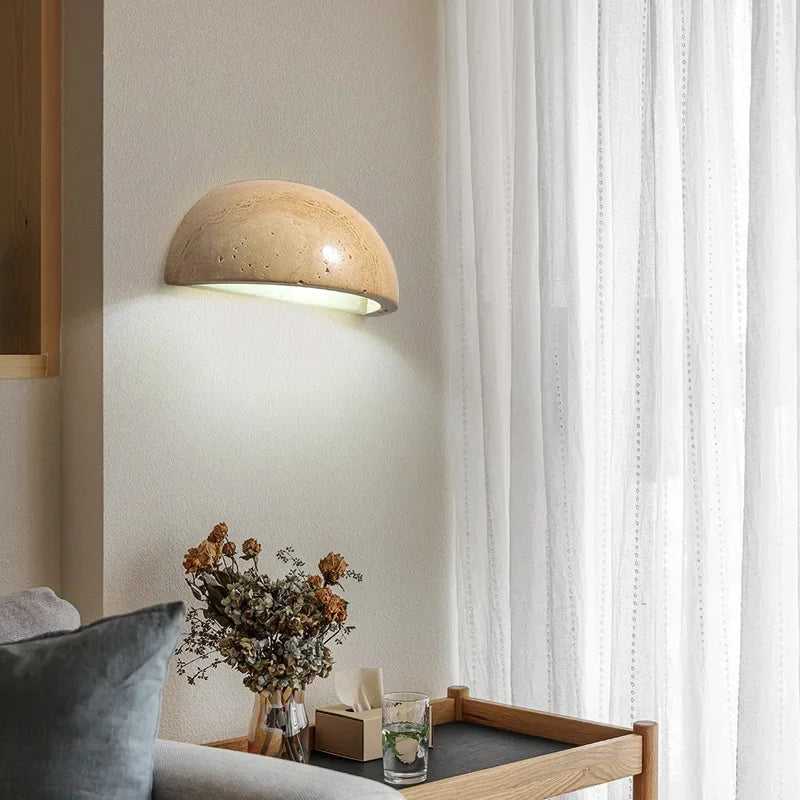 Vegglampe i travertin med halvrund skål og lys opp, Sandbeige