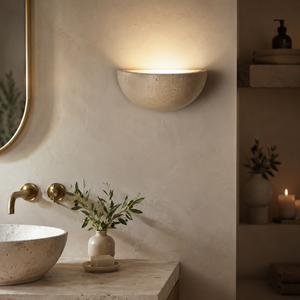 Vegglampe i travertin med halvrund skål og lys opp, Sandbeige