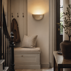Vegglampe i travertin med halvrund skål og lys opp, Sandbeige