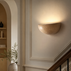 Vegglampe i travertin med halvrund skål og lys opp, Sandbeige
