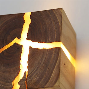 Vegglampe i tre formet som en kube med lysende sprekker, Natur