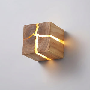Vegglampe i tre formet som en kube med lysende sprekker, Natur