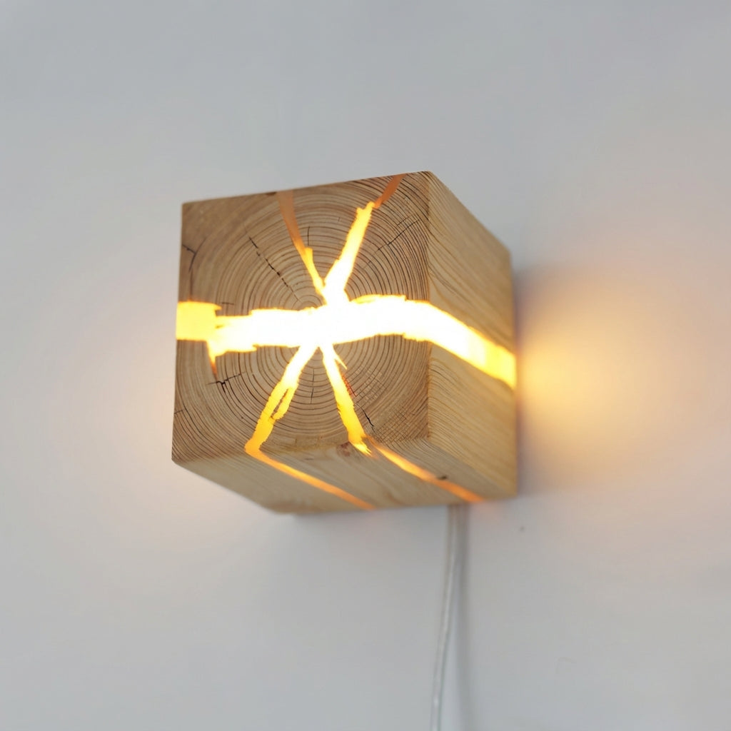 Vegglampe i tre formet som en kube med lysende sprekker, Natur