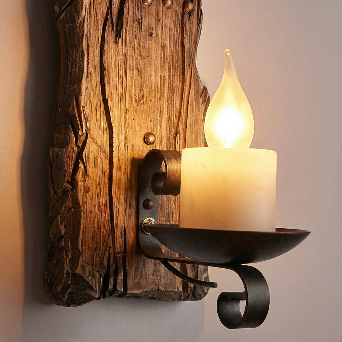 Vegglampe i vintagestil med lyspære som stearinlys på treplate, Mørk brun, hvit og svart