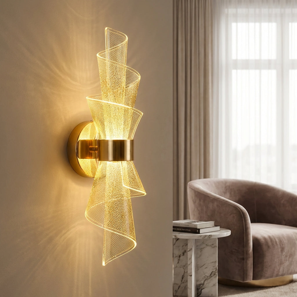 Vegglampe med bølget akryl på gullfarget fot i metall, Gull og klar