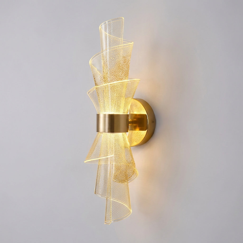 Vegglampe med bølget akryl på gullfarget fot i metall, Gull og klar
