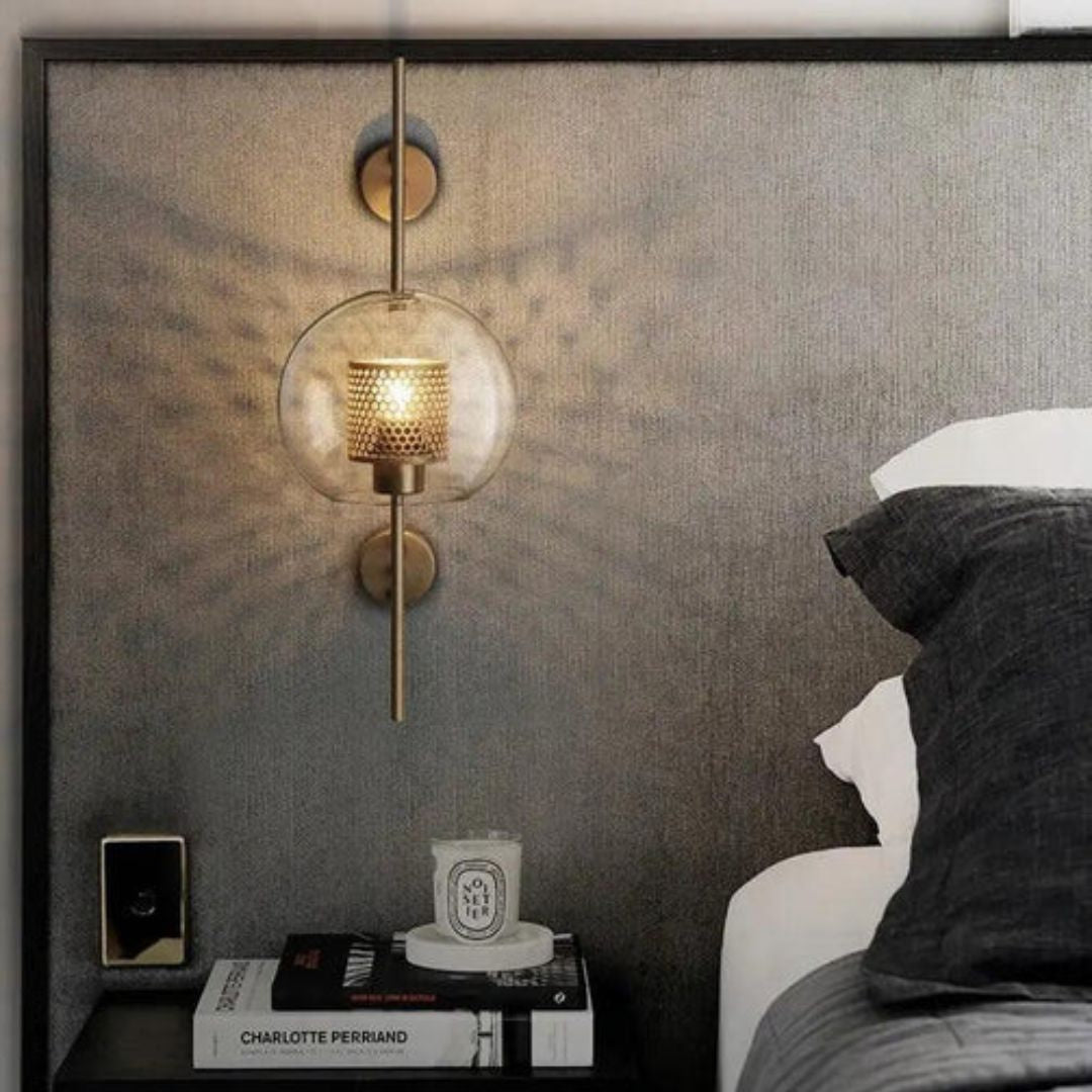 Vegglampe med glass på messingfarget stang, rør eller kule, Gull og klar