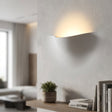 Vegglampe med halvmåneform i hvitt og lys opp, Hvit