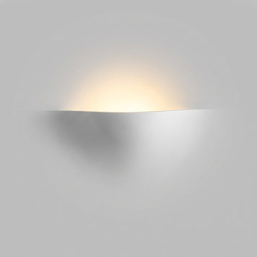 Vegglampe med halvmåneform i hvitt og lys opp, Hvit