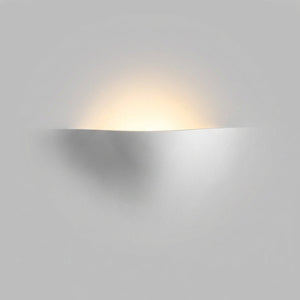 Vegglampe med halvmåneform i hvitt og lys opp, Hvit