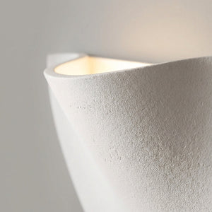 Vegglampe med halvmåneform i hvitt og lys opp, Hvit