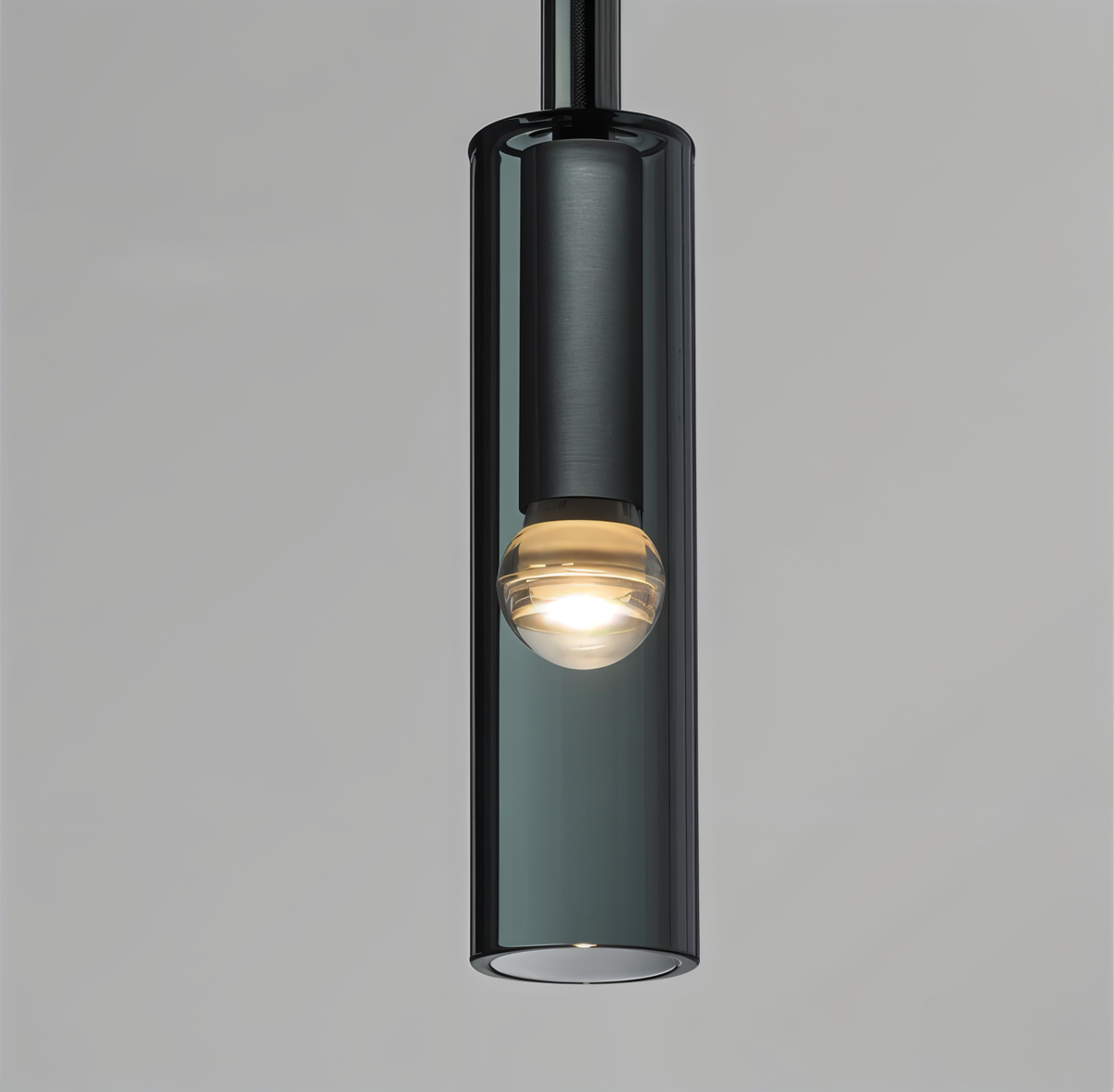 Vegglampe med hengende sylinder i røykfarget glass, Svart og røykgrå