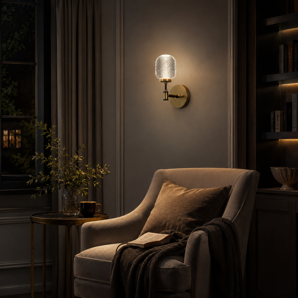 Vegglampe med krystallakryl og arm i messingfarge, Messing og klar