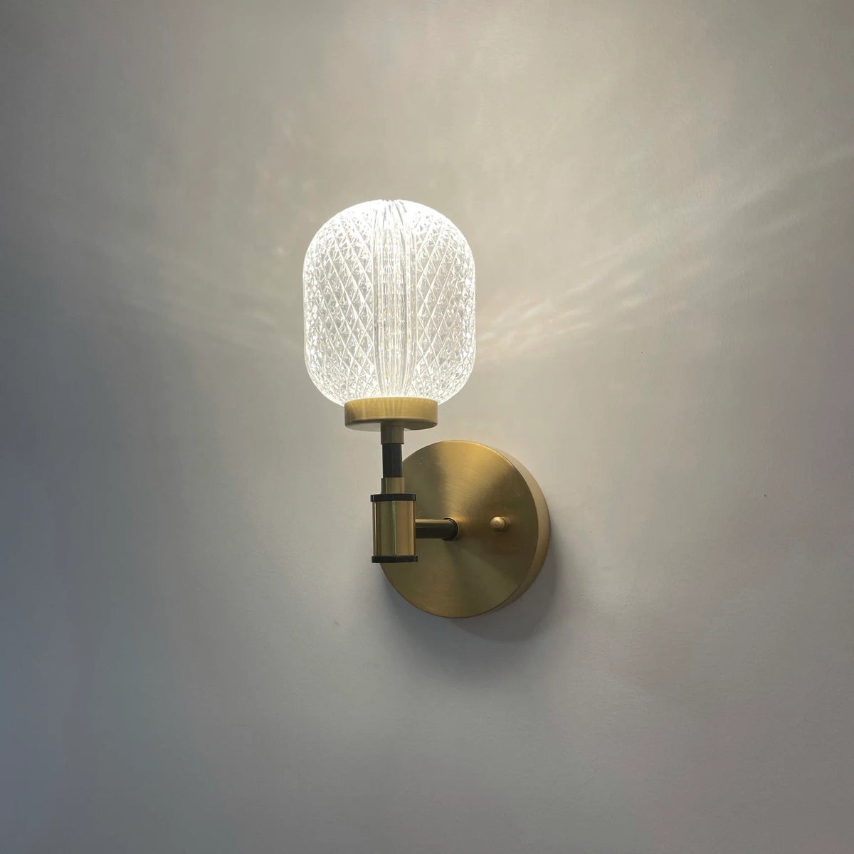 Vegglampe med krystallakryl og arm i messingfarge, Messing og klar