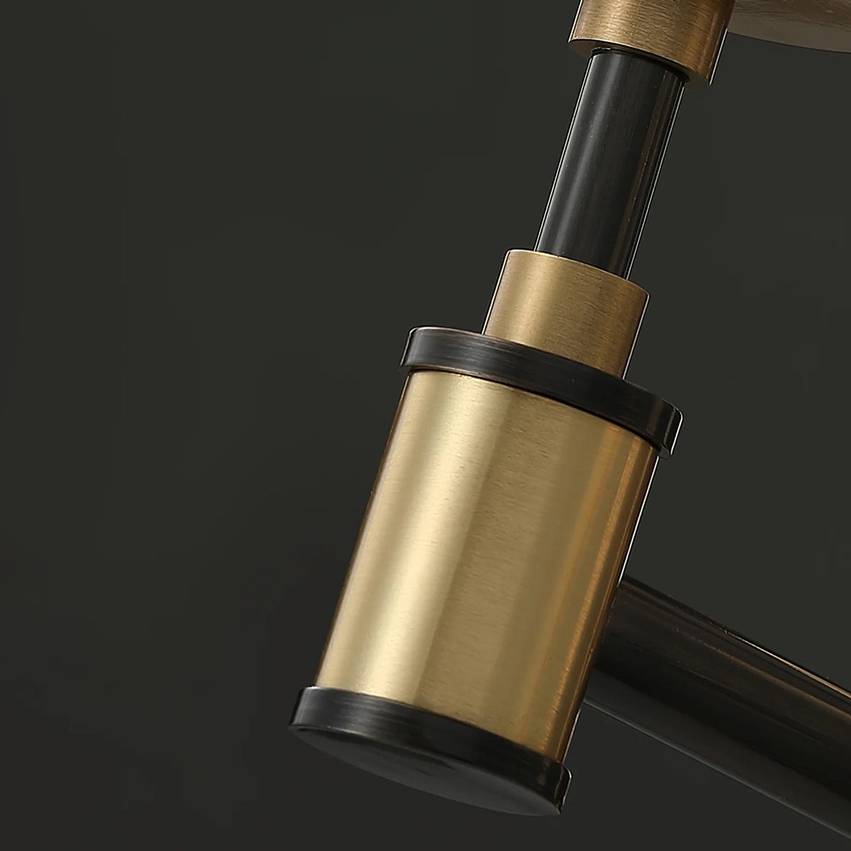 Vegglampe med krystallakryl og arm i messingfarge, Messing og klar