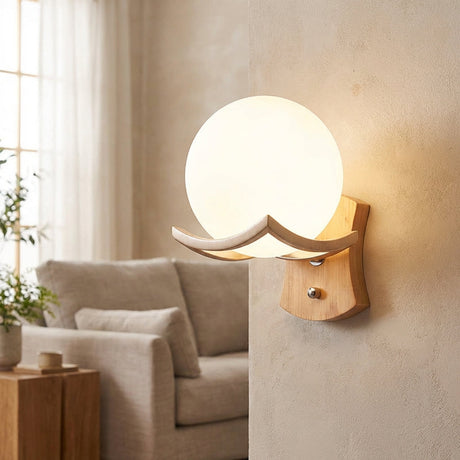 Vegglampe med opal glasskule på bølget trefot, Natur og hvit