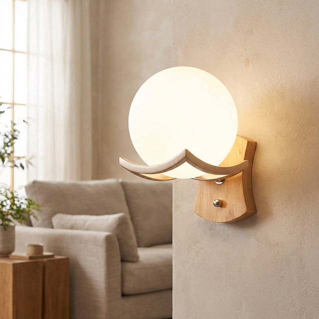 Vegglampe med opal glasskule på bølget trefot, Natur og hvit