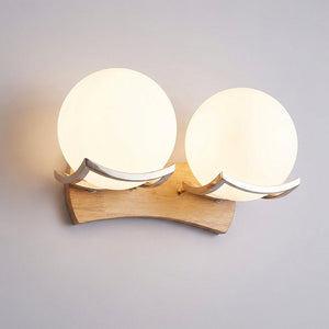 Vegglampe med opal glasskule på bølget trefot, Natur og hvit