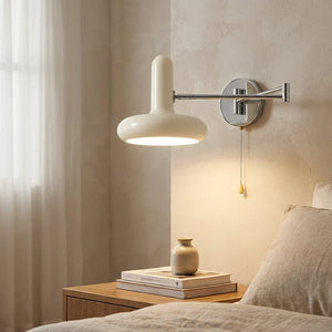 Vegglampe med svingarm og hvit skjerm i Bauhaus-stil, Hvit og krom