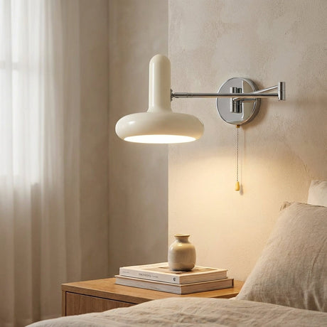 Vegglampe med svingarm og hvit skjerm i Bauhaus-stil, Hvit og krom