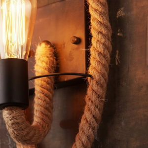 Vegglampe med tauring og synlig pære i industristil, Natur og svart