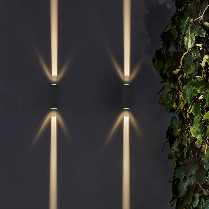 Vegglampe ute med lys opp og ned i svart aluminium, Svart